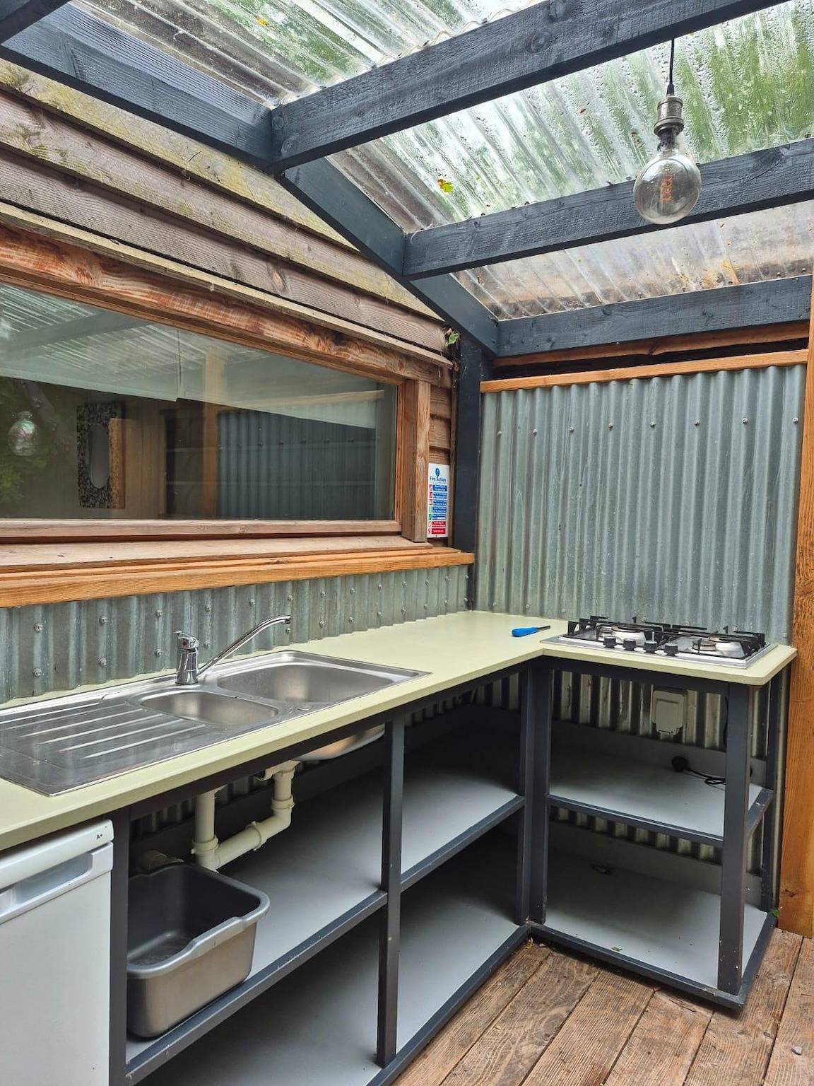 Sheperd's Hut, Sleeps 2 with Hot Tub and Garden in Glenagarriff, County Cork