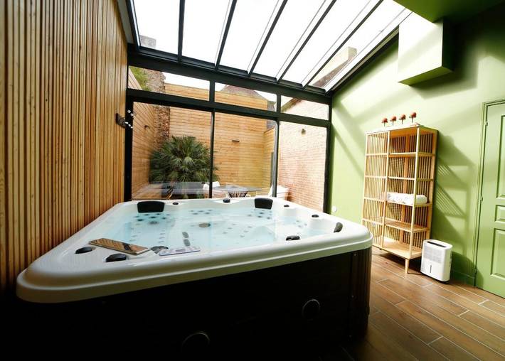 Gîte pour 6 personnes, avec Terrasse ainsi que Jacuzzi et Jardin dans Awoingt
