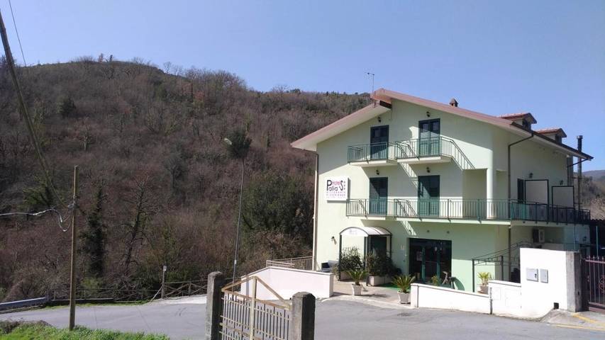 Appartamento per 5 persone, con giardino e panorama in Laino Borgo