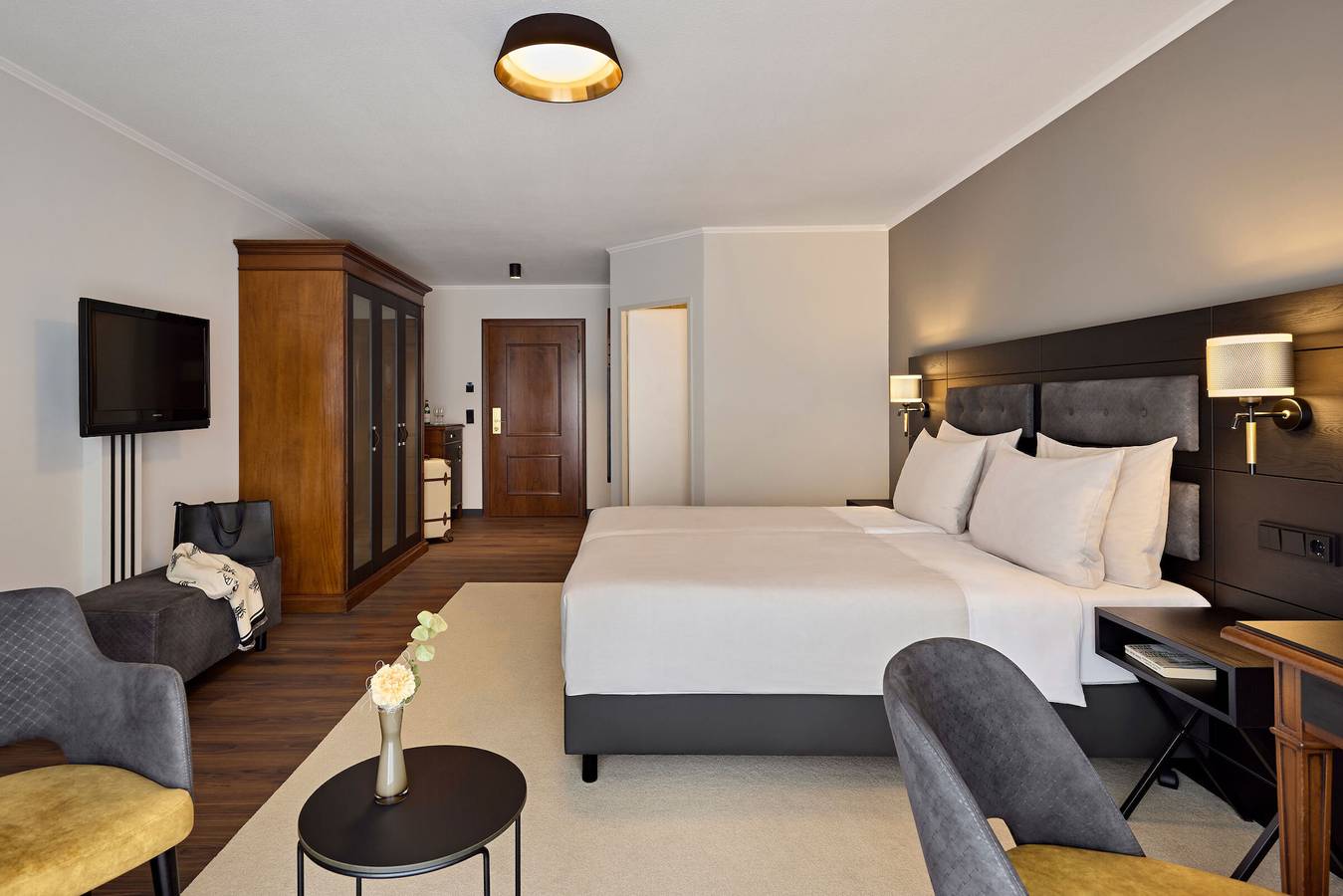 Dorint Marc Aurel Resort - Standard Zimmer (ca. 24qm) mit Queensize-Bett, Golfplatzseite in Neustadt a.d.Donau, Altmühltal