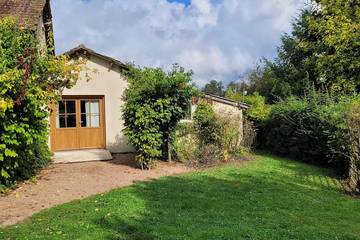 Location de vacances pour 4 personnes, avec jardin et piscine à Saint-Saud-Lacoussière