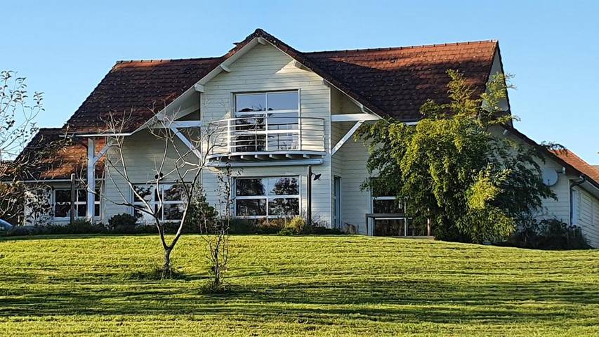Gîte pour 5 personnes, avec piscine ainsi que balcon et jardin à Lubersac