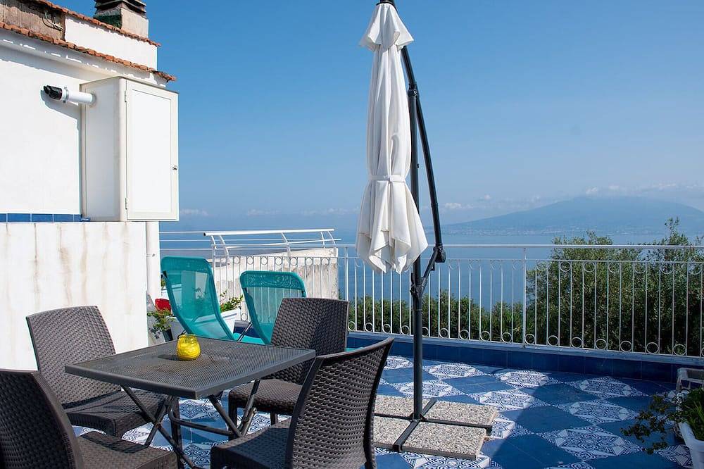 2 Bedroom Private vacation home in Montechiaro in Meta, Naples Province