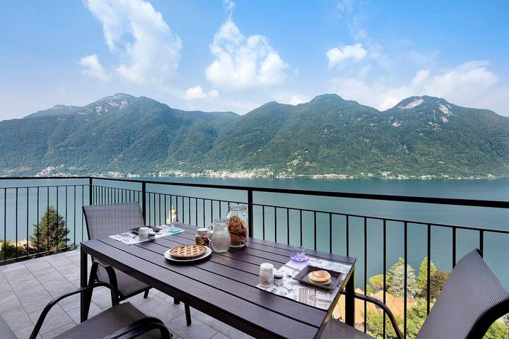 Apartamento inteiro, Appartamento 8 Il Tornante com vista para o lago e para a montanha, Wi-Fi, A/C e varanda in Nesso, Município de Nesso
