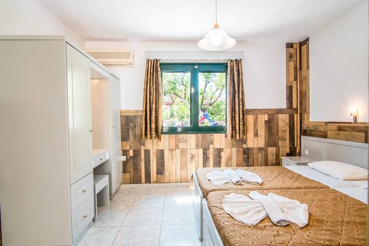 Hel studio-lejlighed, 'Mirage Arillas Studio Type A9' next to Beach with Balcony, Shared Pool & Wi-Fi in Arillas, Korfu