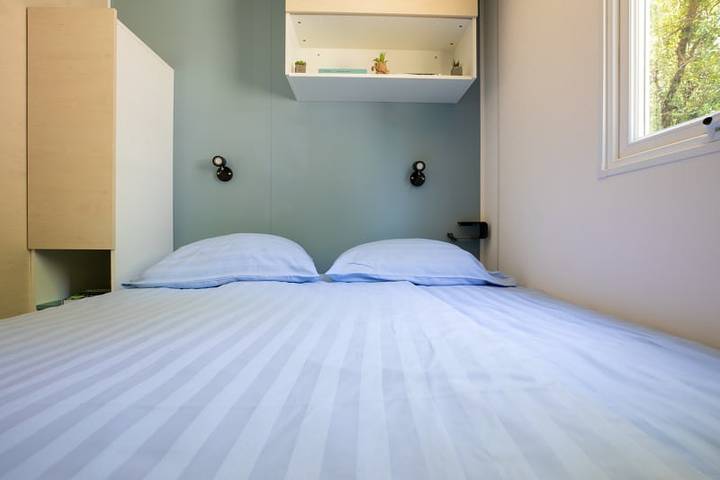 Wohnwagen für 4 Personen, mit Balkon/Terrasse und Seeblick sowie Terrasse in der Ardèche - 4