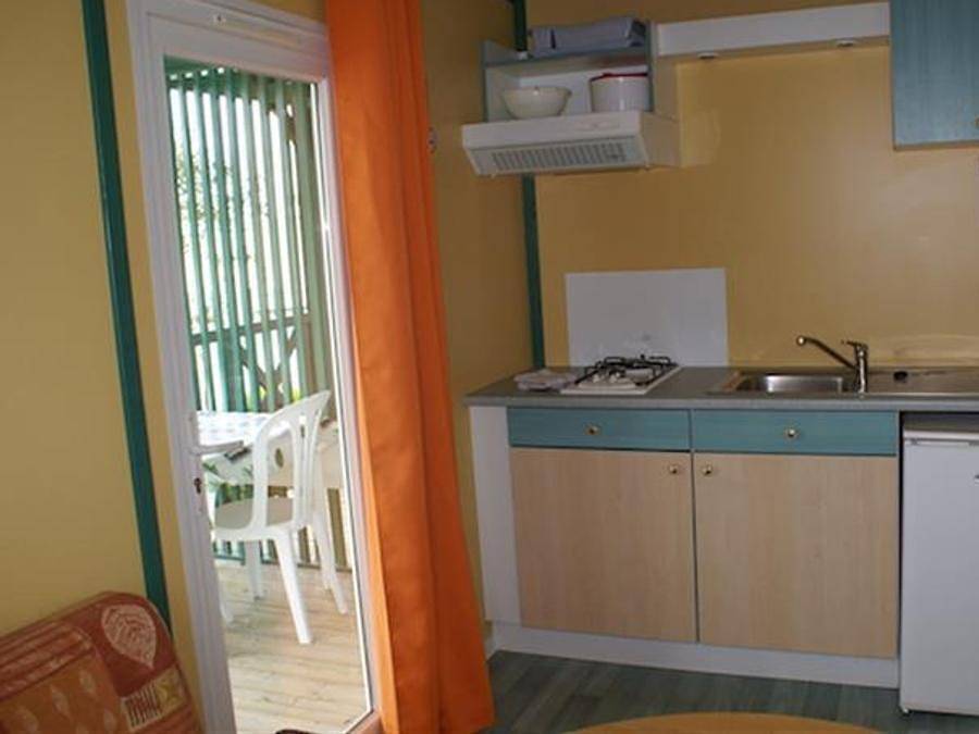 Camping Les Tulipes - Chalet 2 personnes - Chalet mitoyen 16m² - 1 chambre + terrasse couverte 8m² 2 pers in L'Aiguillon-la-Presqu'île, Vendée