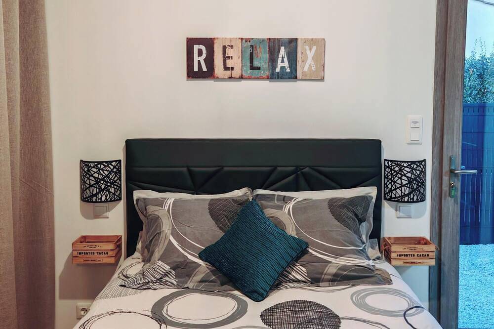 Entire apartment, Romytt Suite3* Whole apartment, shared pool, air-conditioned, 28m2 in Saint-Quentin-la-Poterie, Nimes region