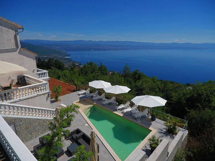 Ferienhaus für 10 Personen, mit Balkon und Whirlpool sowie Terrasse und Garten