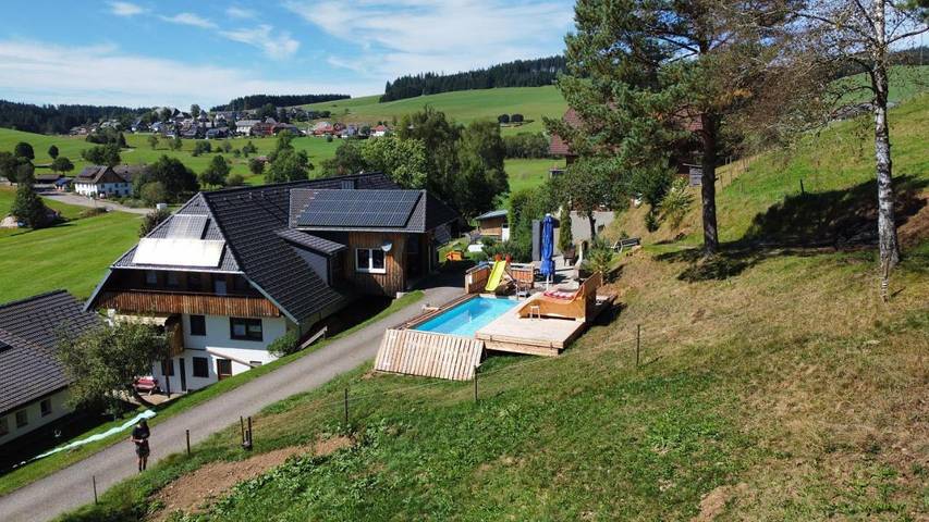 Ferienwohnung für 4 Personen, mit Terrasse und Garten sowie Pool und Ausblick in Titisee-Neustadt