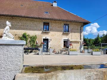 Gîte pour 5 personnes, avec jardin à Entre-deux-Monts