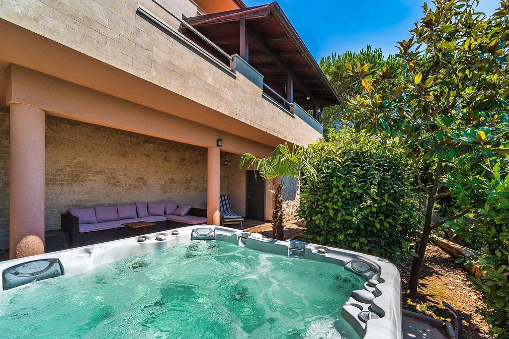 Villa voor 6 personen met balkon/terras in Omišalj, Krk