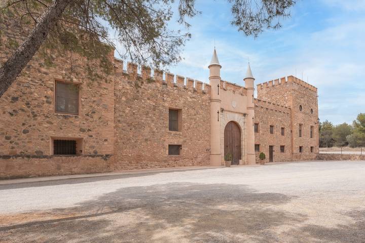 Apartamento entero, Apartamento 'Blanca' con vistas a la montaña, piscina y jardín compartidos in Altura (España), Provincia de Castellón