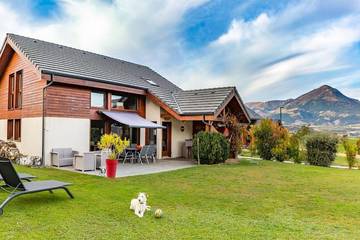 Gîte pour 8 personnes, avec vue et jardin dans Ponsonnas