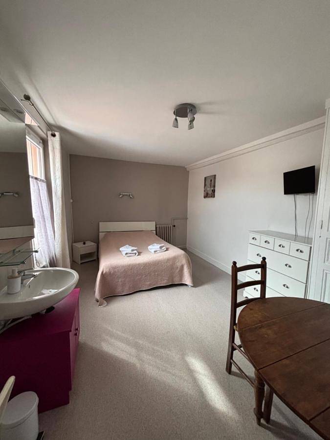 Hôtel pour 3 personnes, avec terrasse, animaux acceptés à Cherisy