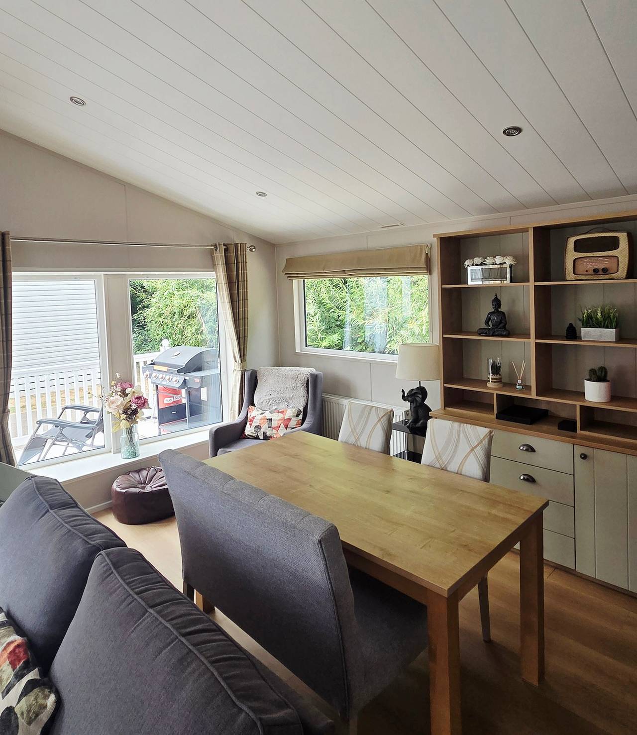 Beautiful Lodge Sleeps 4 with Indoor Pool in Waveney District, The Broads