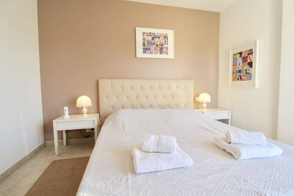 Modern villa in calm private domain with pool near St-Paul de Vence in Saint-Paul-de-Vence, Cannes region