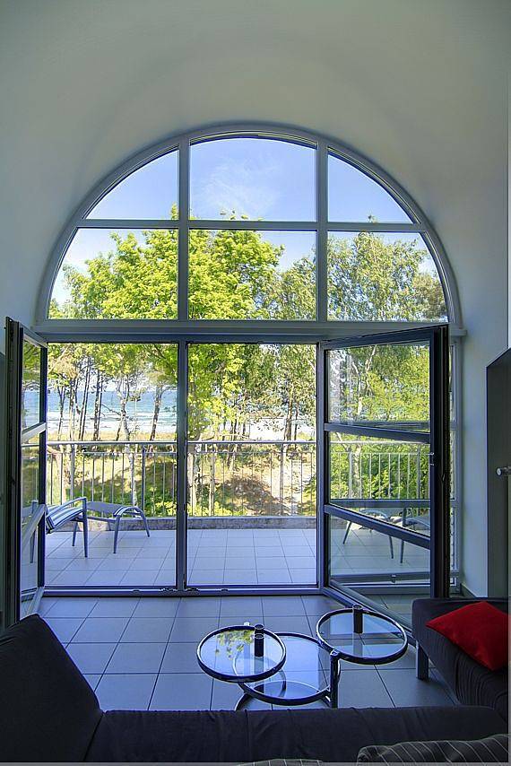 Ganze Wohnung, Elegante Ferienwohnung mit Balkon und Meerblick, direkte Strandlage in Breege, Rügen