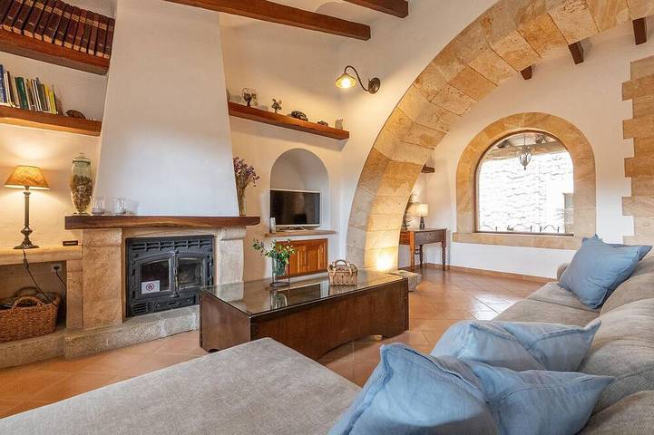 Stunning home in Consell with private swimming pool, can be inside or outside in Consell, Majorca Center