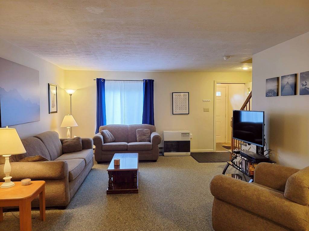 Close to shops/dining/town access. Pet-friendly, Wifi, Ac, deck. A0039 by Lrs in Woodstock (NH), Franconia Notch