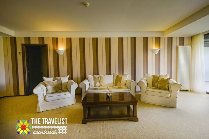 Appart’hôtel pour 6 personnes, avec piscine et jacuzzi ainsi que bassin pour enfant et jardin, adapté aux familles