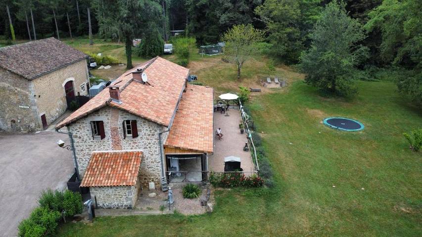 Location de vacances pour 12 personnes, avec sauna et piscine ainsi que vue et jardin, animaux acceptés à Piégut-Pluviers