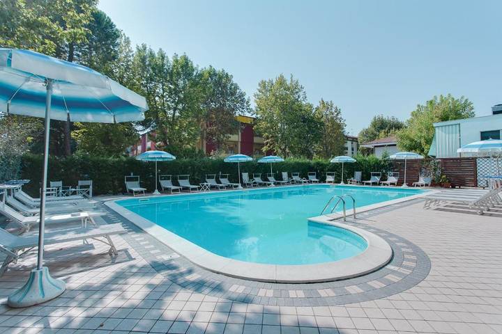 Hotel per 4 persone, con piscina e idromassaggio nonché giardino - 1