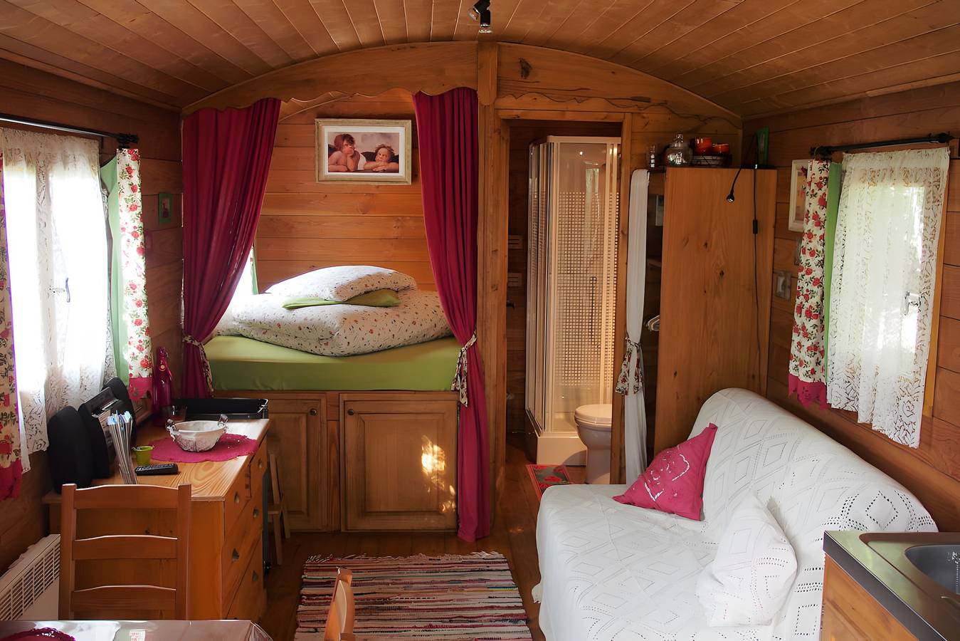 Appartement de vacances entier, Tiny Home « Roulotte de Cabrières » avec terrasse privée et jardin privé in Compeyre, Parc naturel régional des Grands Causses