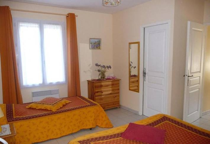 Location de vacances pour 3 personnes, avec piscine ainsi que jardin et terrasse à Mollégès - 4