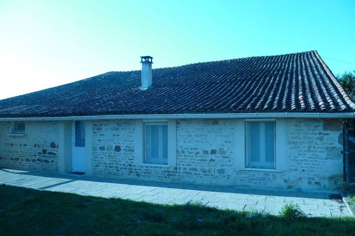 Gîte pour 4 personnes, avec jardin à Villefagnan