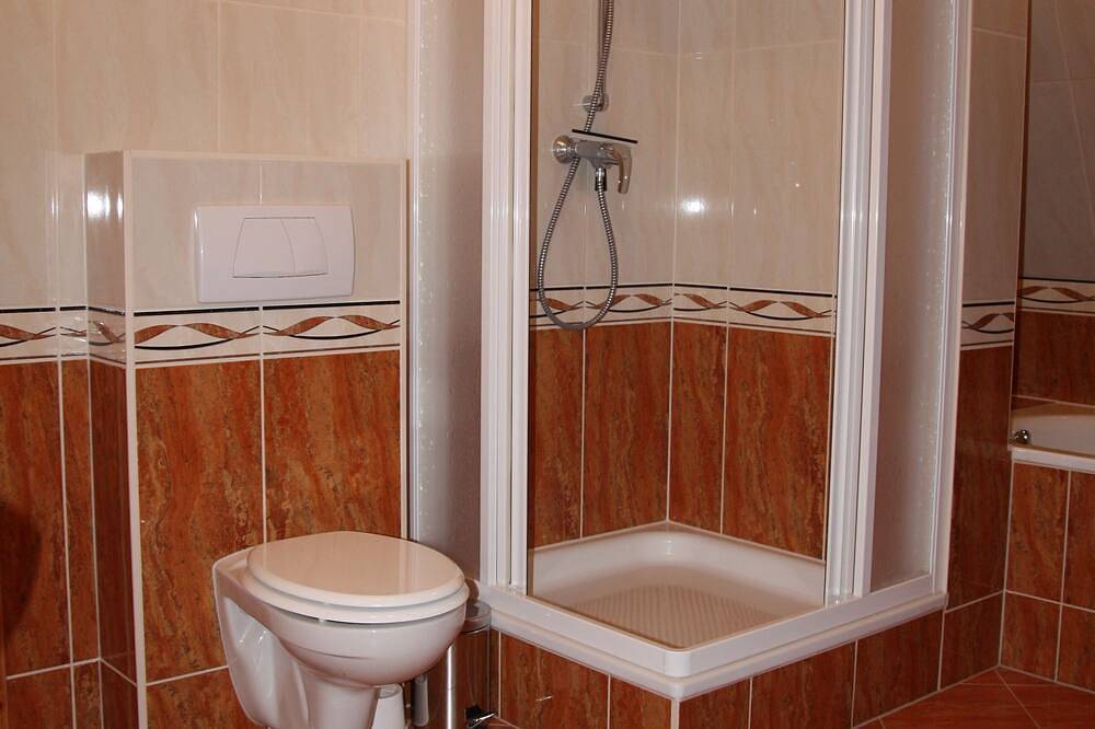 Apartamento entero, Vacation apartment directly at the fishing pond with parking lot and terrace in Wismar, North-West Mecklenburg (Wismar region)