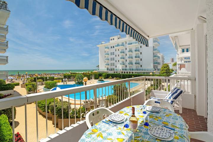 Entire apartment, Relaxing Sea View: Stunning Beachfront Terrace and Pool in Jesolo in Lido di Jesolo, Jesolo-City