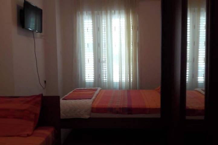 Appartement entier, Trokrevetni apartman u prizemlju kuce sa besplatnim parkingom u dvoristu kuce. in Budva, Municipalité de Budva