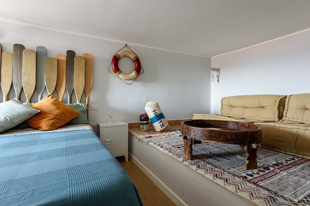 Entire apartment, Central location, design and comfort. On the harbor, near station for Naples. in Pozzuoli, Naples Province