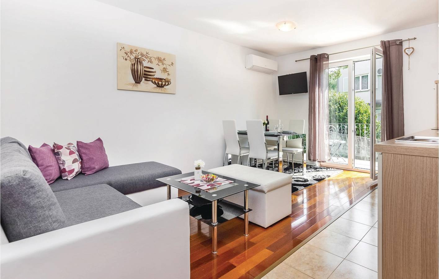 Ganze Ferienwohnung, Gemütliche Wohnung mit Terrasse, in Strandnähe und mit kostenlosen Parkplätzen in Crikvenica, Primorje-Gorski Kotar