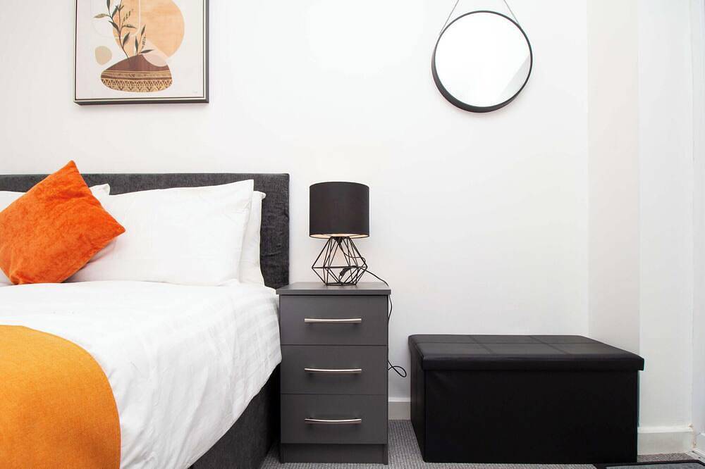 Entire apartment, Elegant Spacious 2 Bed Flat with Garden - Sleeps 7 in Watford, Hertfordshire