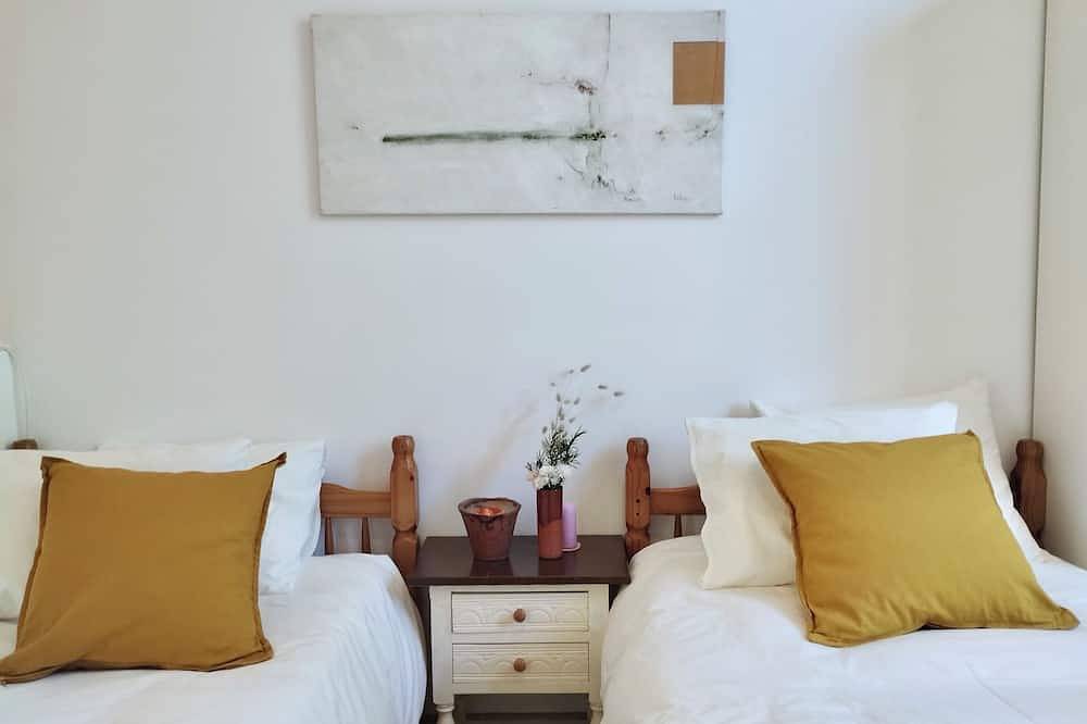 Sheltered house in the mountains with sea views and private pool. in Sedella, Málaga Provinz