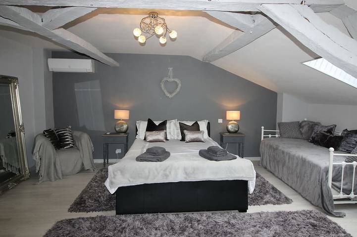 Luxury Air Conditioned + Heated Pool 4 bed 4 bath Village House in the Dordogne in Serres-et-Montguyard, Périgord Pourpre