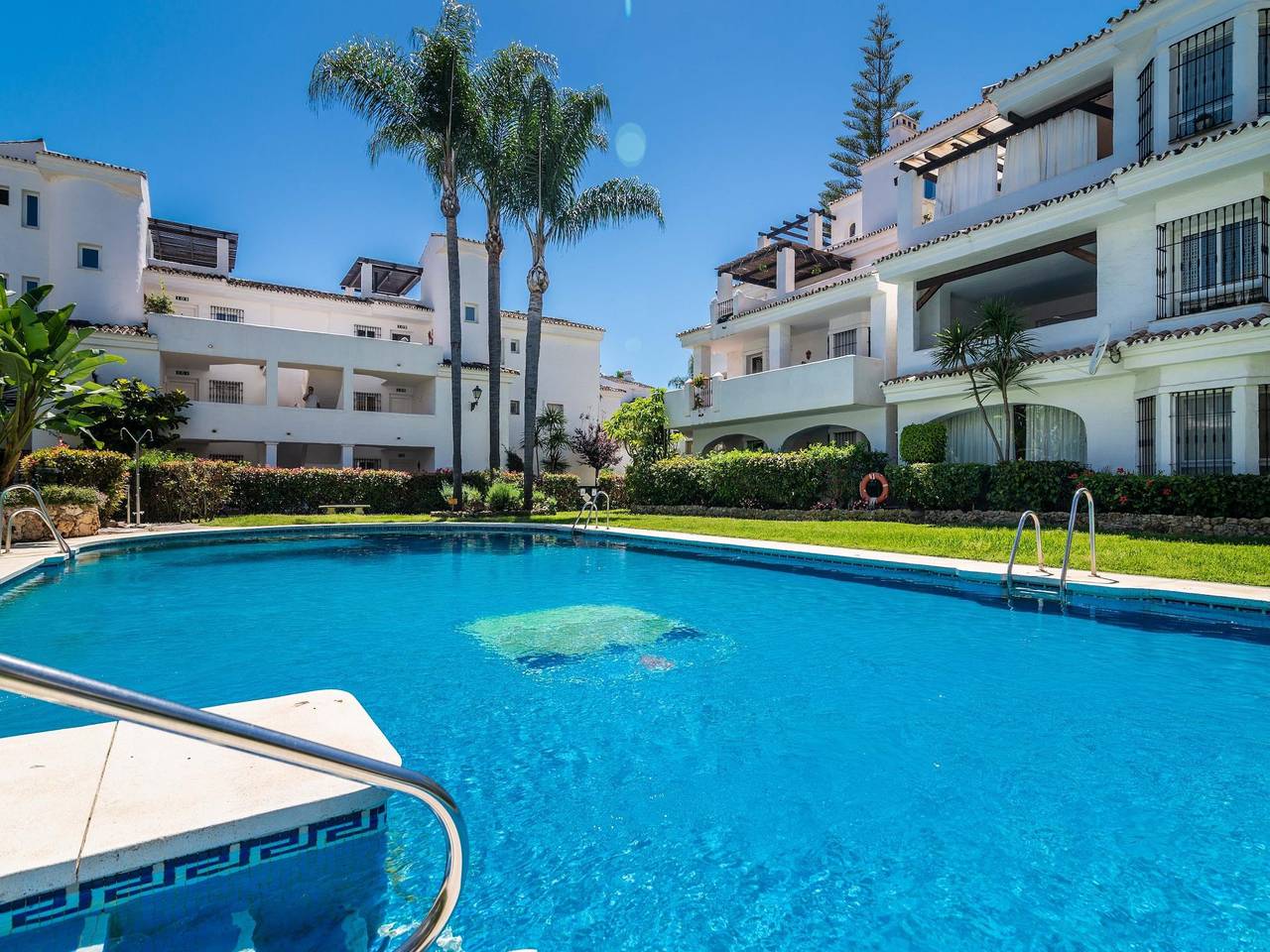 Entire holiday apartment, Modern 2 Bedroom Penthouse w/ Terrace, Pool Bbq in Nueva Andalucia Golf Valley, Marbella