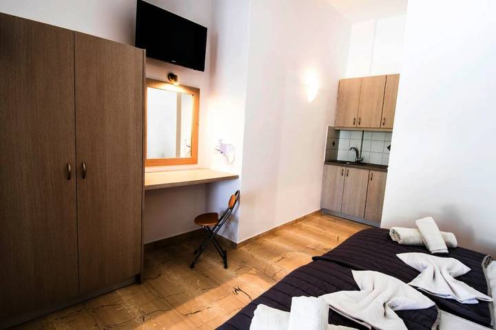 Gîte pour 2 personnes, avec jardin ainsi que terrasse et vue à Perissa - 3