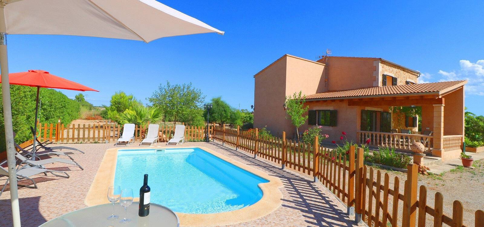 Cosy Finca Can Olivaret avec piscine, jardin, climatisation et Wi-Fi in Campos, Majorque du Sud