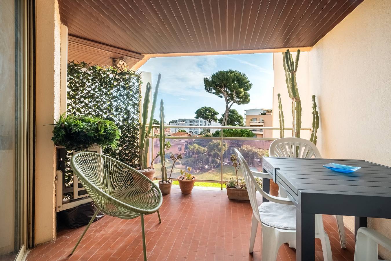 Appartement entier, Appartement « Le Rose Garden » avec balcon, Wi-Fi et climatisation in Cagnes-sur-Mer, Région de Cannes