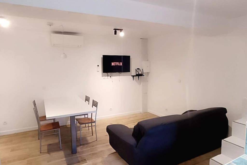 Appartement entier, One-Bedroom Apartment in Lesches, Seine-et-Marne
