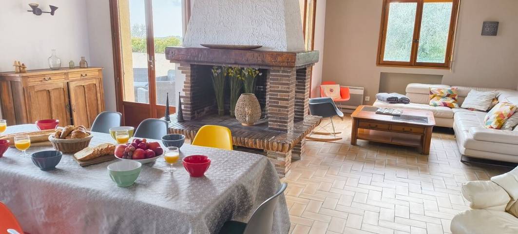 Location de vacances pour 22 personnes, avec terrasse ainsi que jardin et piscine, adapté aux familles à Le Rouret - 2