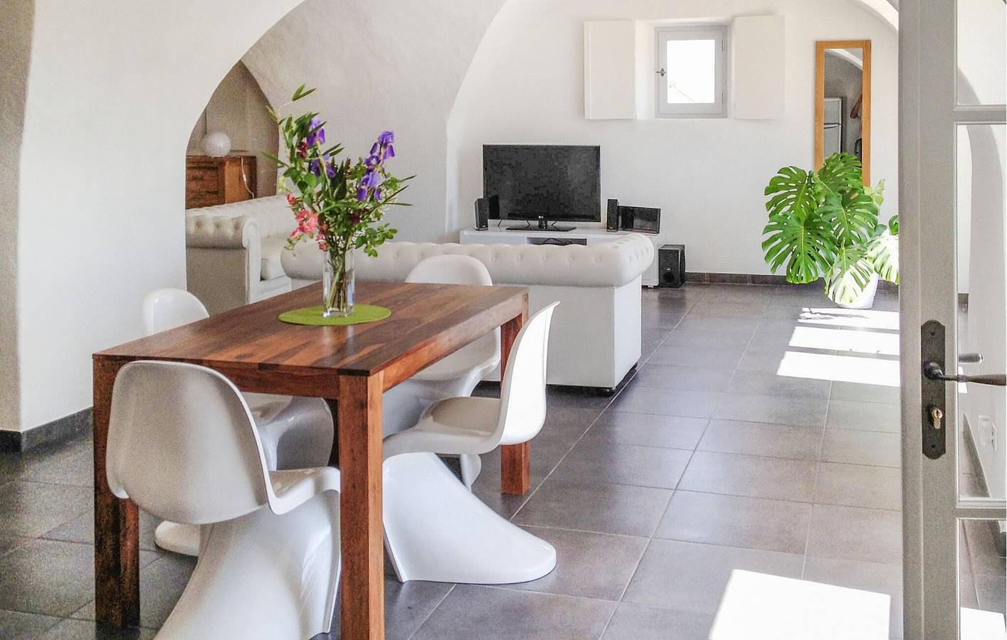 Gemütliches 105qm Apartment mit Pool, Aussicht und Parkplatz, 2km von Gailhan in Carnas, Mittelmeerküste (Frankreich)