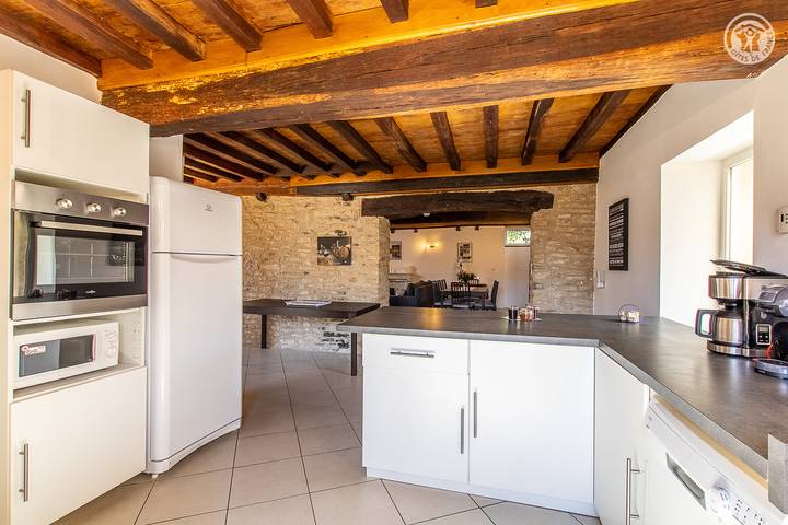 Gîte pour 8 personnes, avec terrasse ainsi que jardin et piscine, animaux acceptés dans Jugy - 3