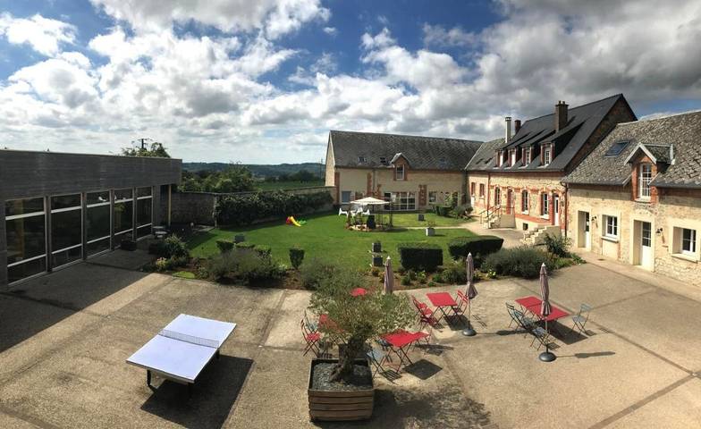 Parc de vacances pour 2 personnes, avec Terrasse et Jardin ainsi que Piscine et Sauna à Filain