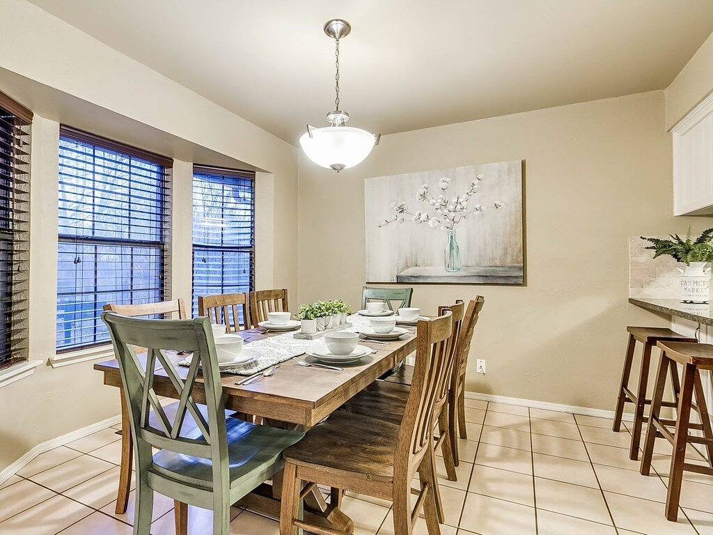 Aktualisiertes geräumiges Zuhause, komfortable Liegen, Playstation 4 & Spielplatz in Edmond, Oklahoma County