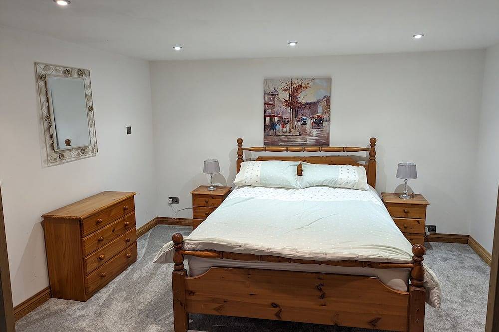 Tranquil country setting with private garden in Staffordshire