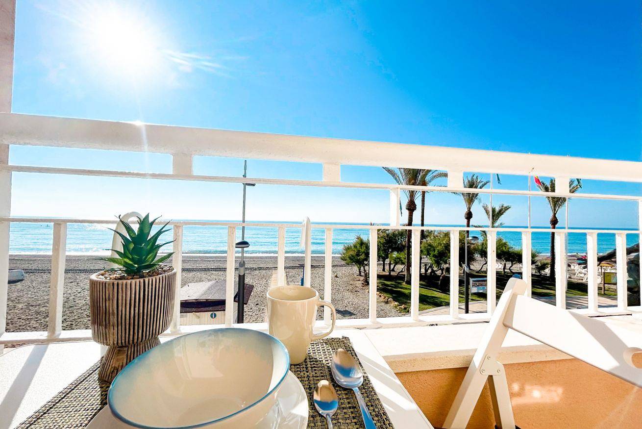 Apartamento entero, Apartamento en 1ª línea de playa de Sabinillas con vistas al mar in San Luis de Sabinillas, Manilva